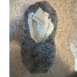 SUPER COMFY WOMEN'S PLUSH GREY SLIPPERS NO SLIP BOTTOMS